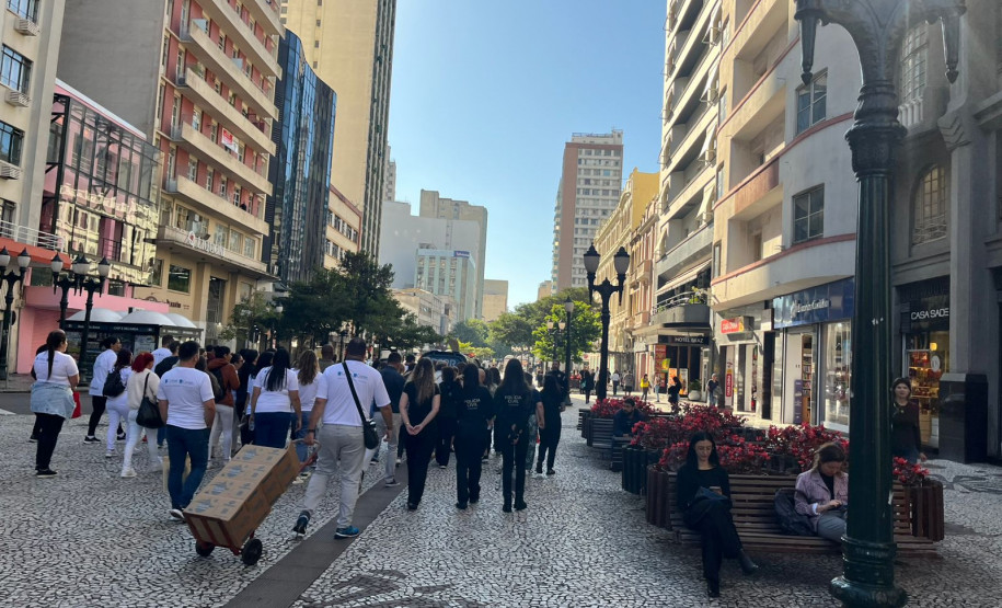 PCPR participa de Caminhada do Bem-Estar de Autocuidado no Centro de Curitiba