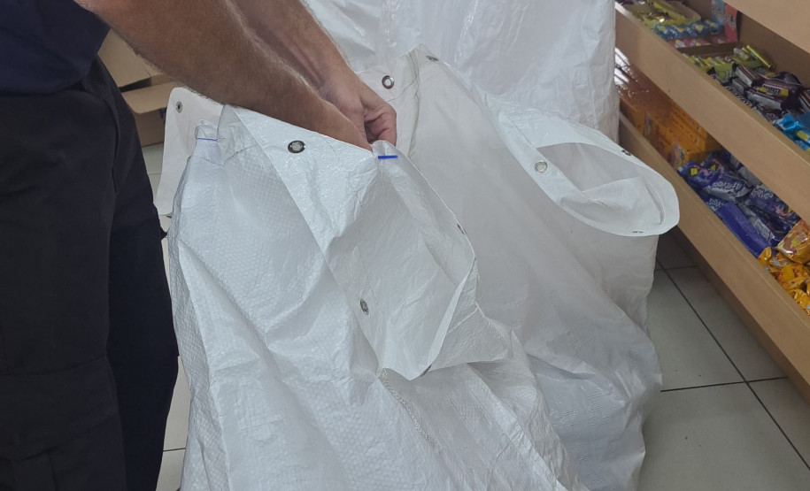 PCPR prende três pessoas e apreende diversos perfumes falsificados em Curitiba