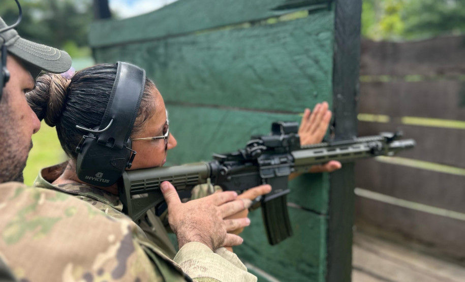 Policial civil recebe treinamento de sobrevivência na selva em Oriximiná, no Pará