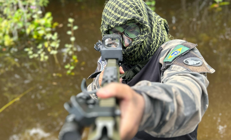 Policial civil recebe treinamento de sobrevivência na selva em Oriximiná, no Pará