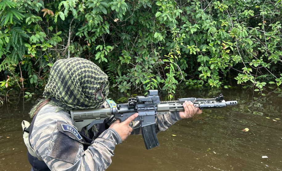 Policial civil recebe treinamento de sobrevivência na selva em Oriximiná, no Pará