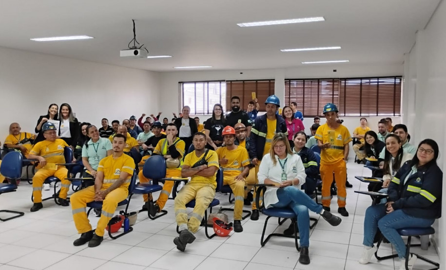 PCPR realiza palestra na PASA para operários da empresa em alusão ao maio laranja, em Paranaguá