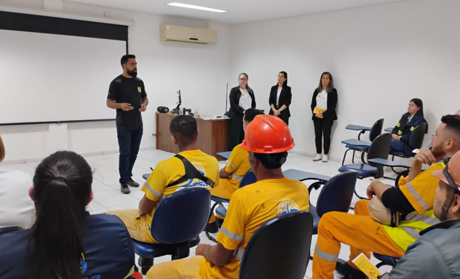PCPR realiza palestra na PASA para operários da empresa em alusão ao maio laranja, em Paranaguá