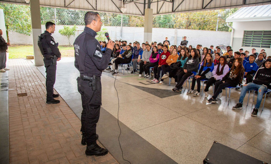 PCPR realiza palestra sobre cidadania e responsabilidade para alunos do ensino médio em Piraquara