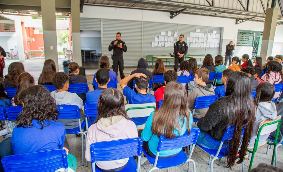 PCPR realiza palestra sobre cidadania e responsabilidade para alunos do ensino médio em Piraquara