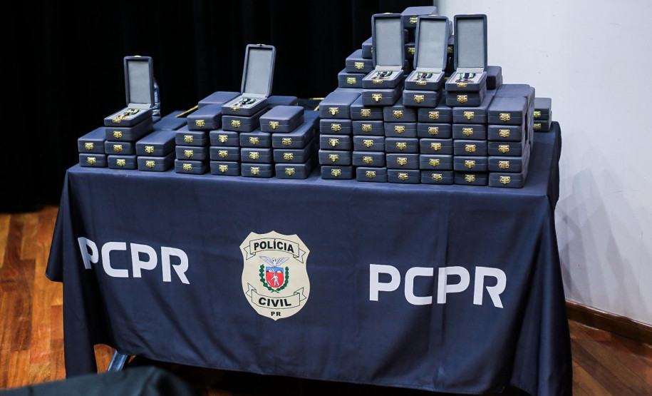 PCPR homenageia 140 servidores com medalhas de serviço policial no Oeste