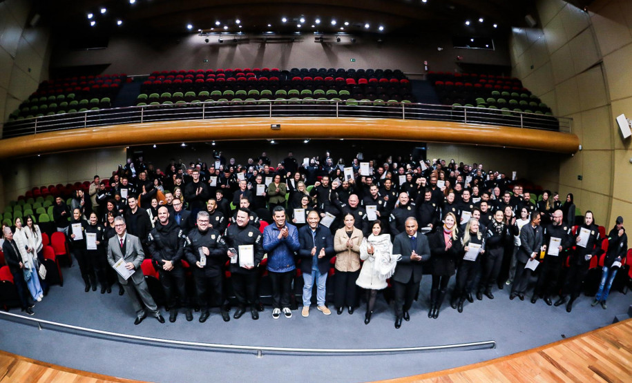 PCPR homenageia 140 servidores com medalhas de serviço policial no Oeste