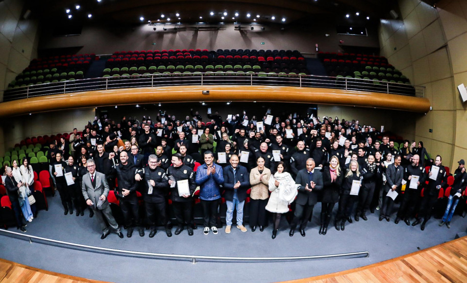 PCPR homenageia 140 servidores com medalhas de serviço policial no Oeste