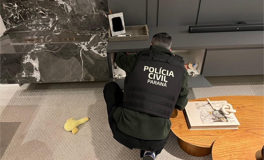 PCPR apreende computadores e aparelho celular em residência de médico acusado de pornografia de vingança em Curitiba