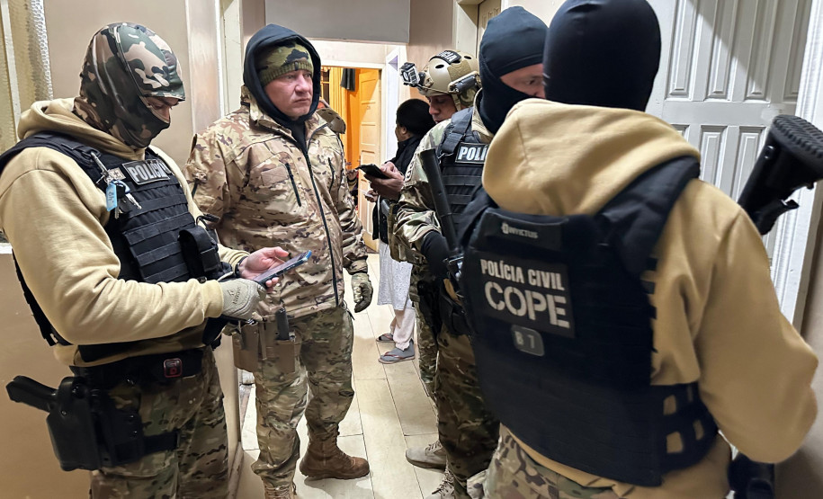 PCPR e PMPR prendem 66 pessoas em megaoperação contra grupo que controlava o tráfico no centro de Curitiba