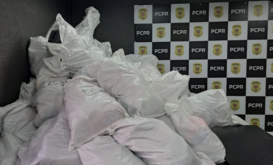 PCPR e Receita Federal prende homem em flagrante e apreendem grande quantidade de produtos falsificados, em Curitiba