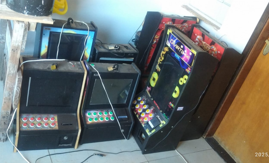 PCPR e PMPR prendem homem em flagrante por tráfico de drogas e exploração de jogos de azar em Paranacity