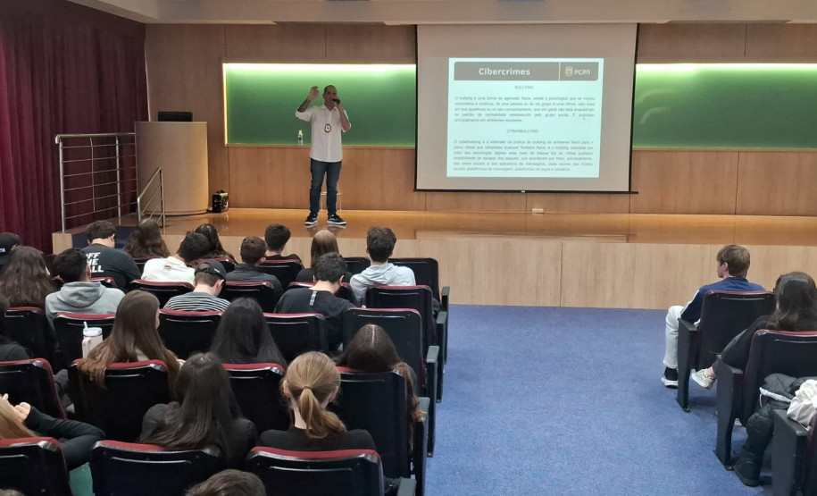 PCPR realiza palestra sobre bullying e o uso de cigarros eletrônicos em Colégio Positivo