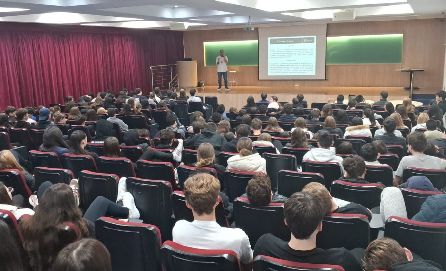 PCPR realiza palestra sobre bullying e o uso de cigarros eletrônicos em Colégio Positivo