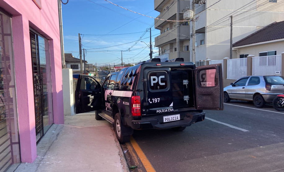PCPR prende homem por tráfico de drogas, posse irregular de arma de fogo e ameaça contra a mulher em Carambeí