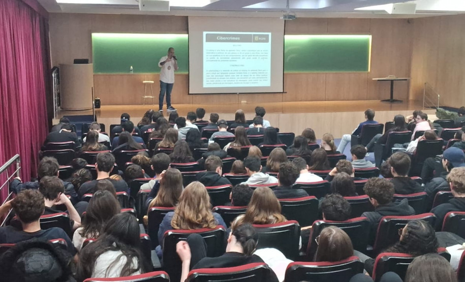 PCPR realiza palestra sobre bullying e o uso de cigarros eletrônicos em Colégio Positivo