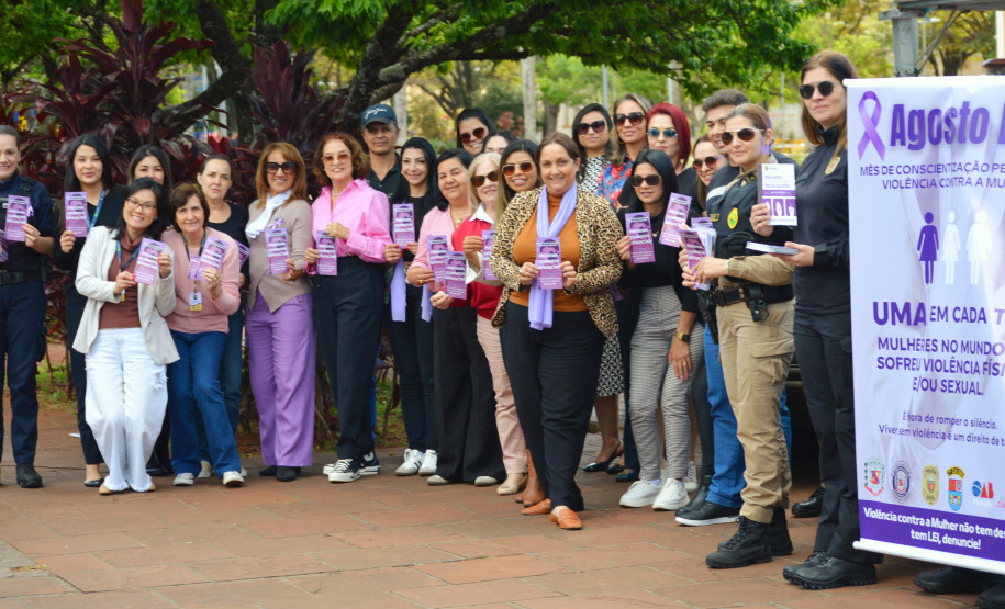 PCPR participa de blitz informativa sobre Agosto Lilás em Arapongas