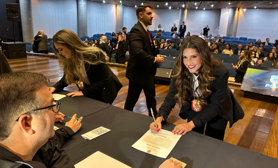 Posse dos novos policiais civis