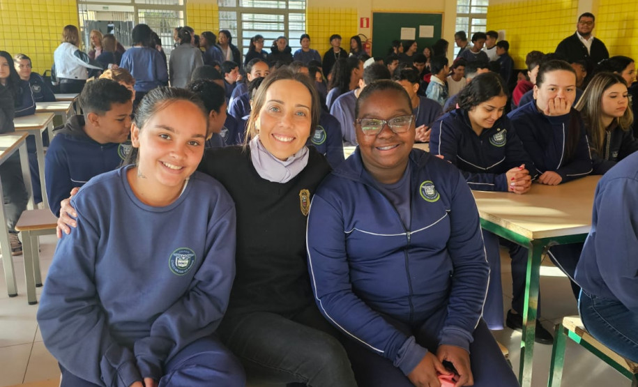 PCPR realiza palestra em escola para adolescentes em Jacarezinho