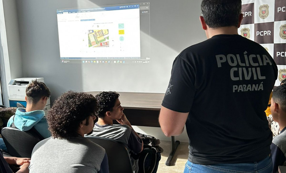 PCPR realiza visita guiada para alunos do ensino médio em uma sede de Maringá