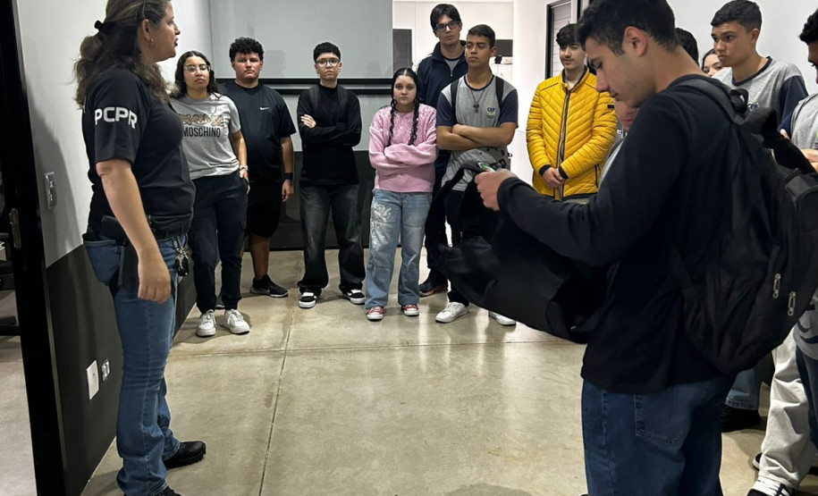 PCPR realiza visita guiada para alunos do ensino médio em uma sede de Maringá
