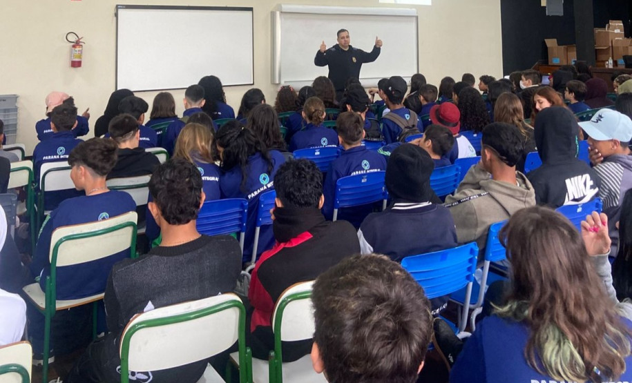 PCPR realiza palestra sobre bullying e cyberbullying em uma escola em Curitiba