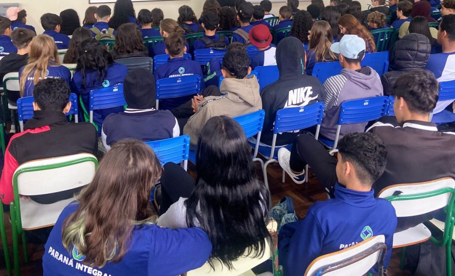 PCPR realiza palestra sobre bullying e cyberbullying em uma escola em Curitiba