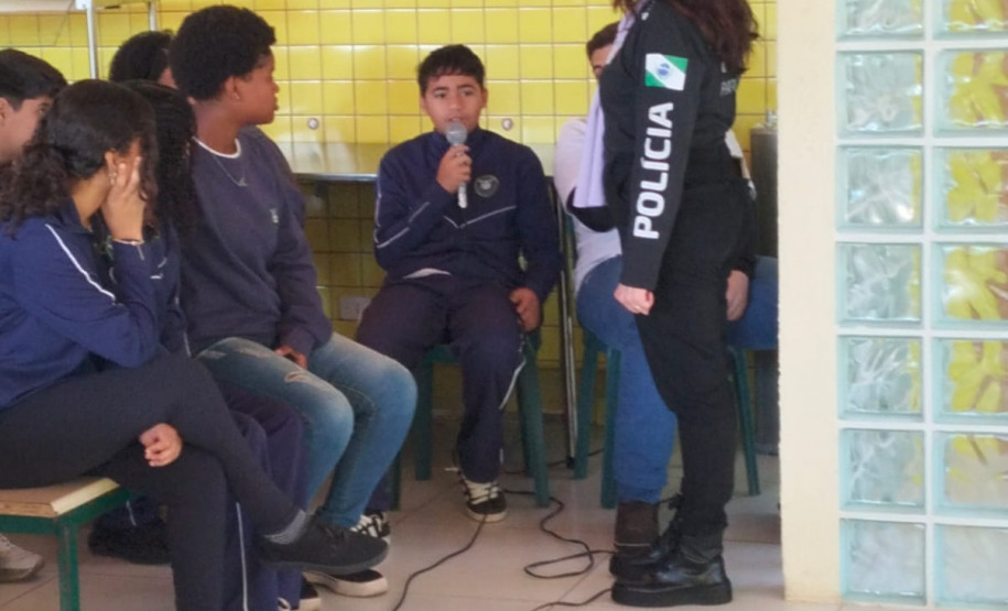 PCPR realiza palestra em escola para adolescentes em Jacarezinho