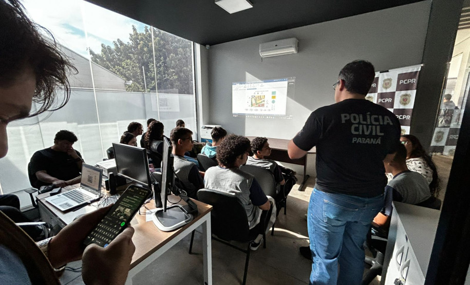 PCPR realiza visita guiada para alunos do ensino médio em uma sede de Maringá