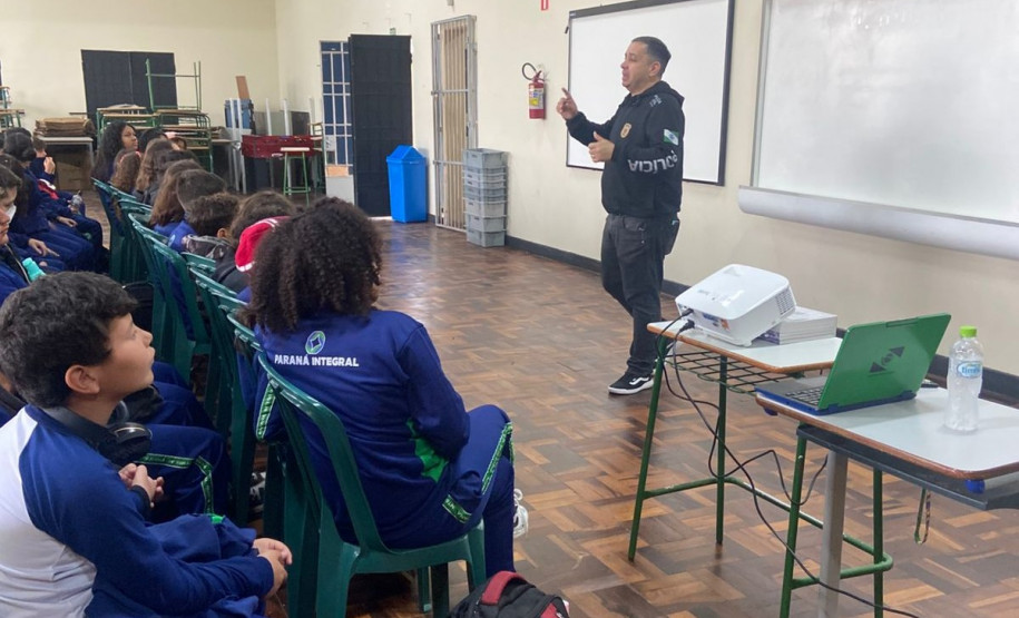 PCPR realiza palestra sobre bullying e cyberbullying em uma escola em Curitiba