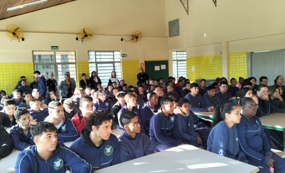 PCPR realiza palestra em escola para adolescentes em Jacarezinho