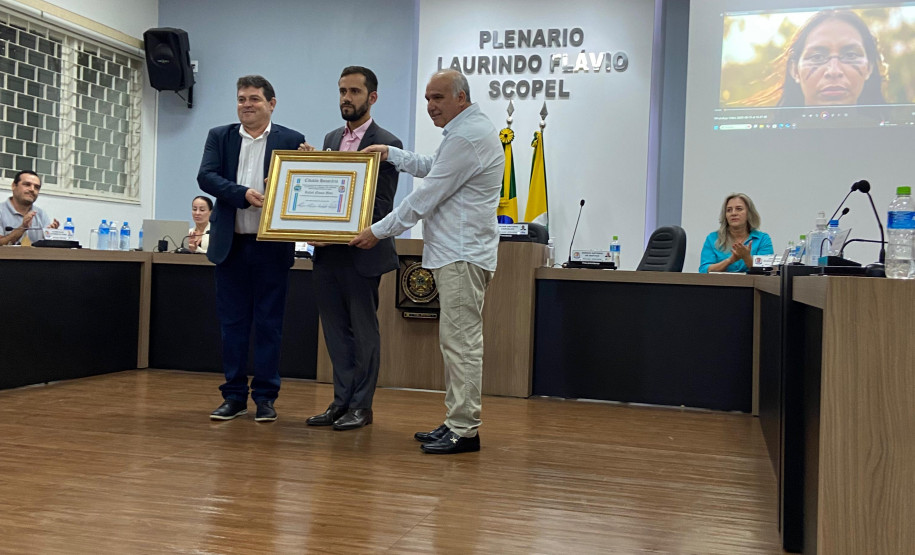 Delegado da PCPR recebe título de Cidadão Honorário em Santo Antônio do Sudoeste