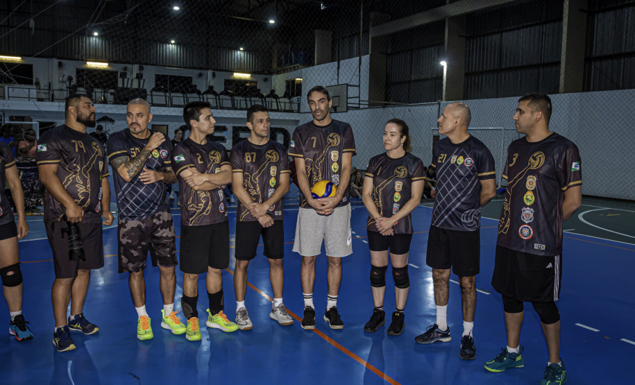 PCPR participa de jogo de vôlei com presença do campeão olímpico Giba