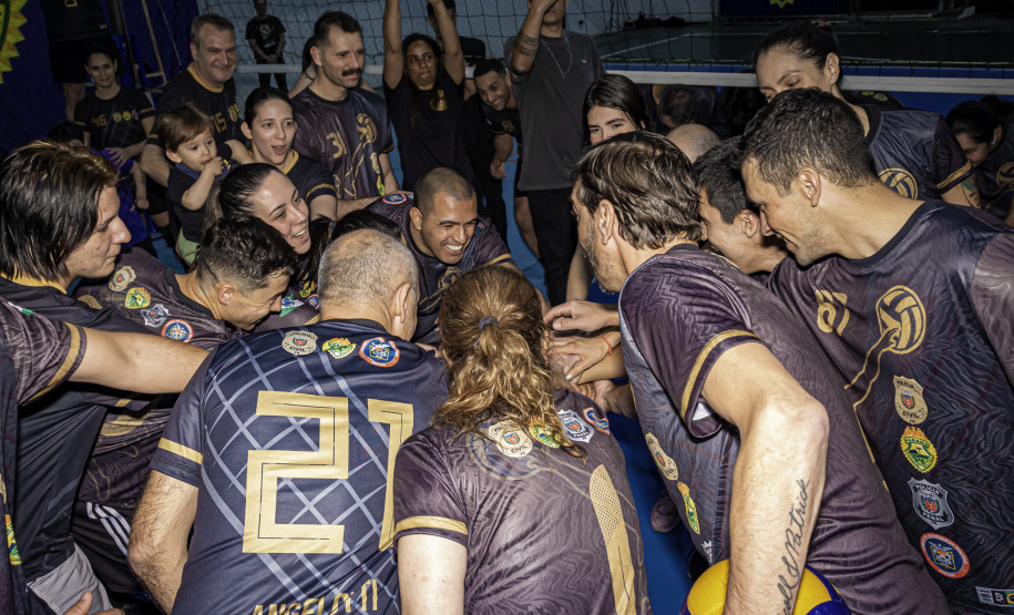 PCPR participa de jogo de vôlei com presença do campeão olímpico Giba