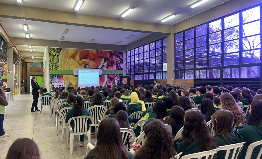 PCPR realiza palestra em uma escola com o tema de bullying e o cyberbullying na Capital