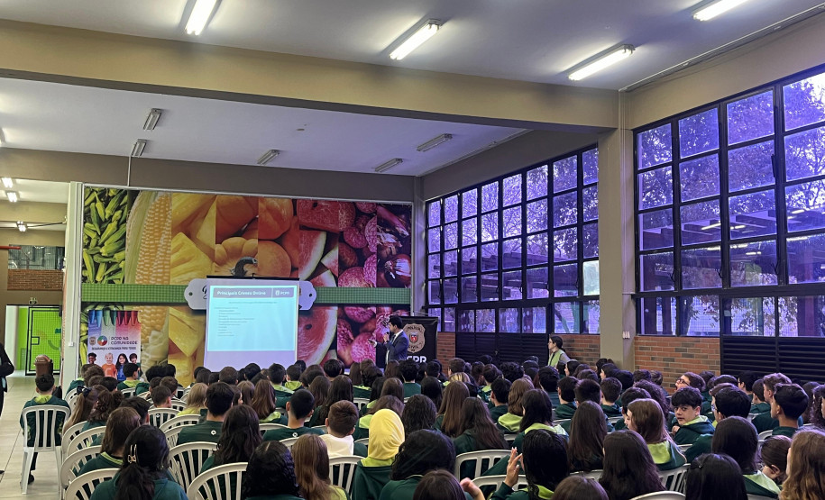 PCPR realiza palestra em uma escola com o tema de bullying e o cyberbullying na Capital