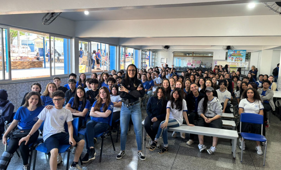 PCPR promove palestra em escola sobre conscientização sobre violência contra mulher em Foz do Iguaçu