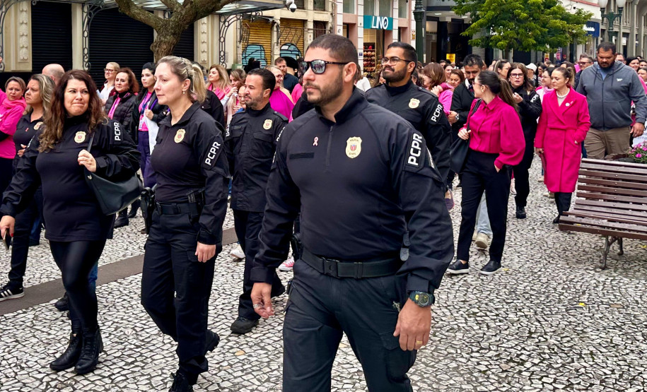 PCPR participa de caminhada em alusão ao Outubro Rosa em Curitiba