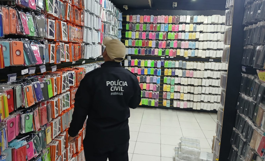 PCPR apreendeu mais de 16 mil produtos durante ação contra comercialização de acessórios para celular em Curitiba