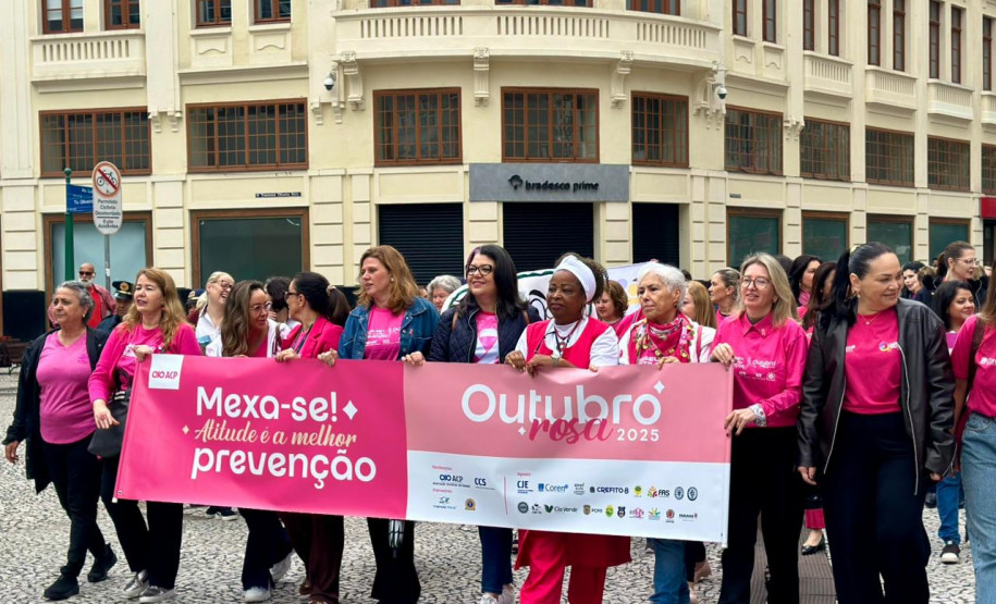 PCPR participa de caminhada em alusão ao Outubro Rosa em Curitiba