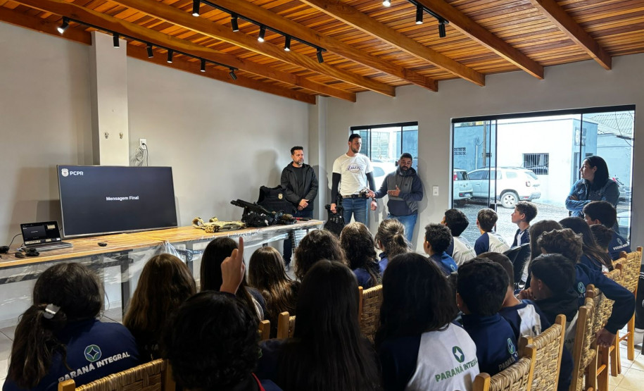 PCPR recebe alunos para palestra e visita na Delegacia de Palmeira