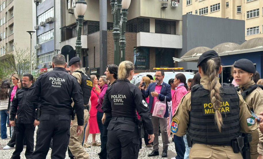 PCPR participa de caminhada em alusão ao Outubro Rosa em Curitiba