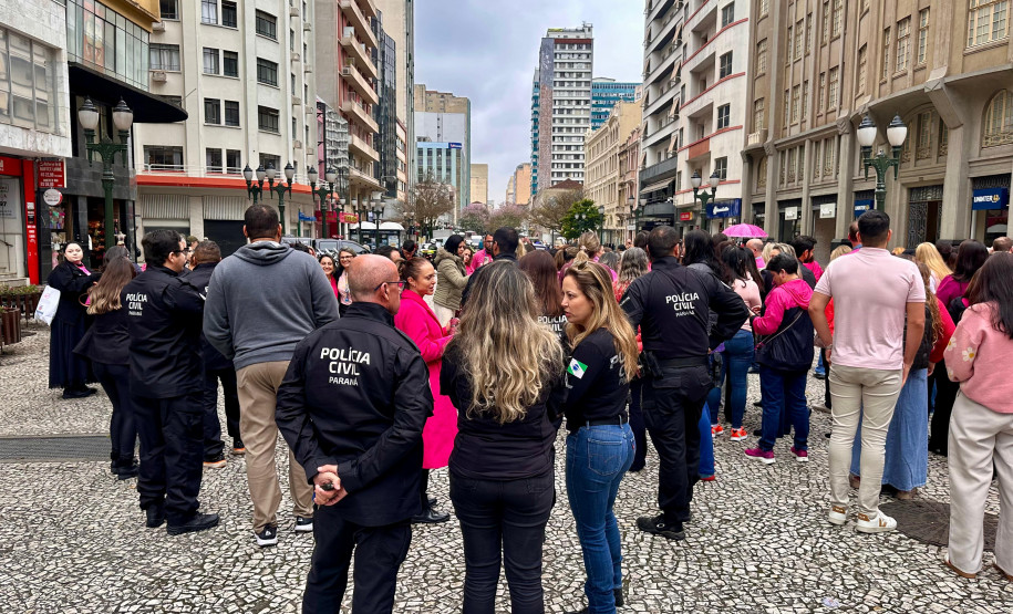 PCPR participa de caminhada em alusão ao Outubro Rosa em Curitiba