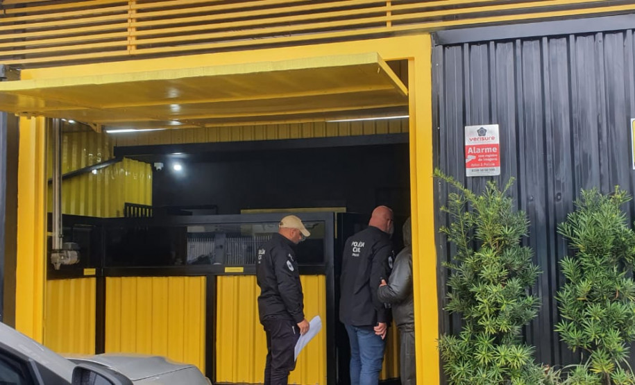 PCPR apreendeu mais de 16 mil produtos durante ação contra comercialização de acessórios para celular em Curitiba