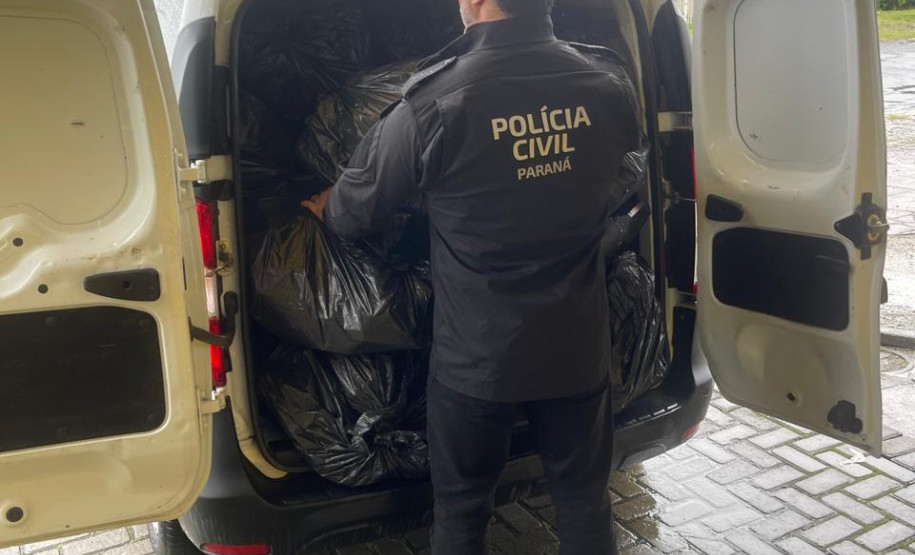 PCPR apreendeu mais de 16 mil produtos durante ação contra comercialização de acessórios para celular em Curitiba