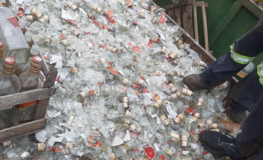 PCPR destroi mais de 300 mil garrafas de bebidas durante ação contra comércio irregular em Curitiba e RMC