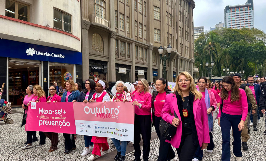 PCPR participa de caminhada em alusão ao Outubro Rosa em Curitiba