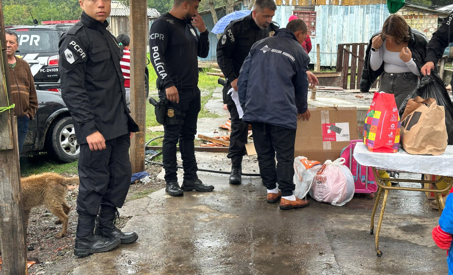 PCPR entrega de 21 cestas básicas, roupas, brinquedos e doces para famílias de Campo Largo