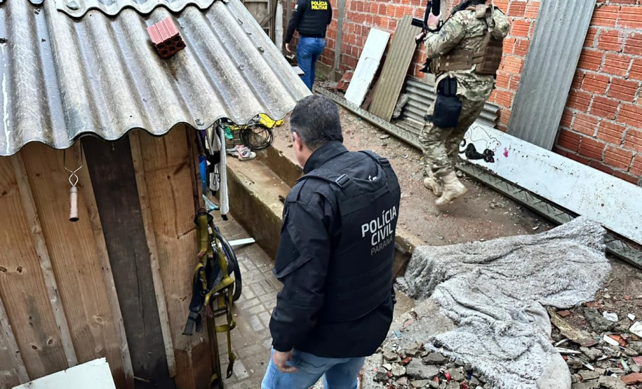 Operação integrada prende 25 pessoas suspeitas de integrar grupo criminoso no Alto Boqueirão, em Curitiba