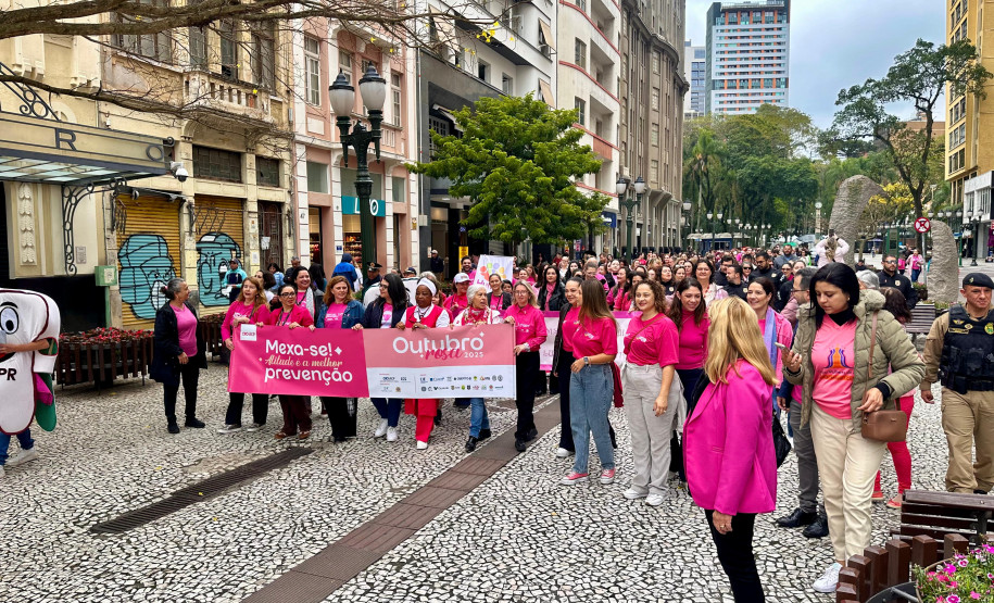 PCPR participa de caminhada em alusão ao Outubro Rosa em Curitiba